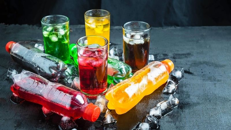 Các loại đồ uống có ga và chất kích thích như cà phê, rượu bia không tốt cho thai kỳ