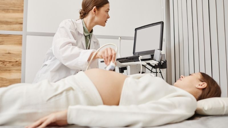 Bà bầu dư ối nên thăm khám thai định kỳ, ăn uống hợp lý, nghỉ ngơi khoa học