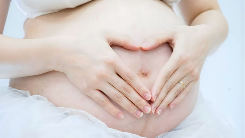 Bé tập nuốt nước ối và hít thở