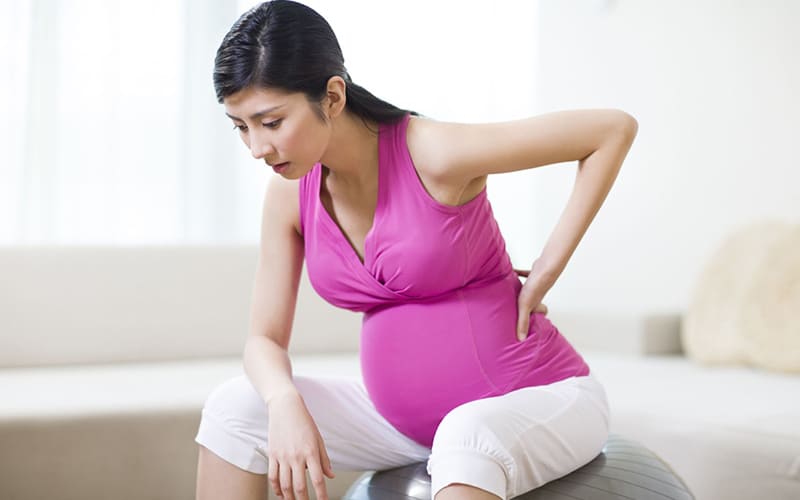 Đau lưng khi mang thai có phải là dấu hiệu sinh sớm không?