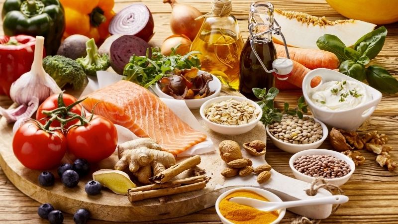 Bổ sung protein, chất béo tốt và rau xanh