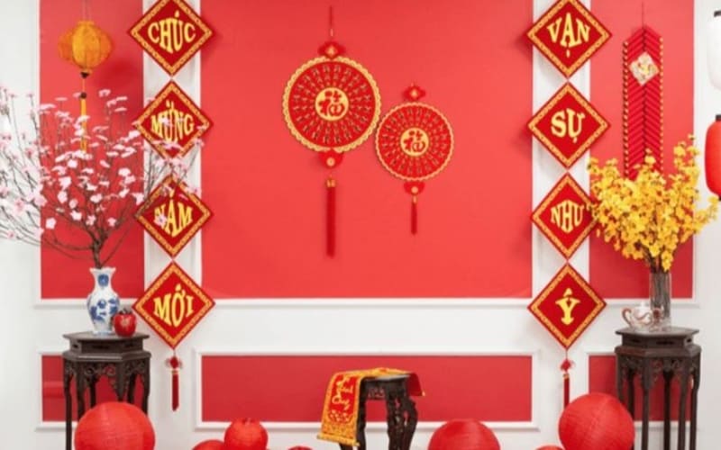 Hoa mai, hoa đào trong trang trí tạo điểm nhấn sinh động, tinh tế