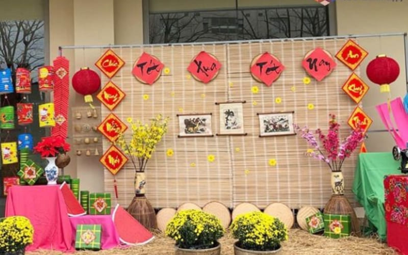 Không gian truyền thống sử dụng màu đỏ - vàng nổi bật, rực rỡ