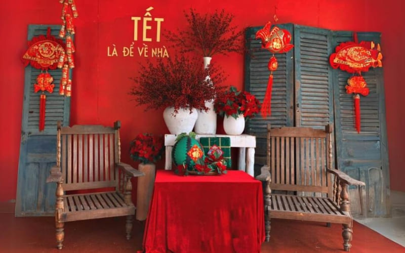 Câu đối, đèn lồng giúp hội trường Tết trở nên trang trọng, vui tươi