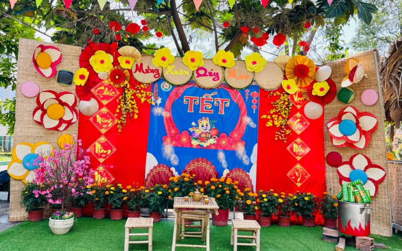 Vật dụng trang trí hội trường Tết không thể thiếu mang ý nghĩa truyền thống
