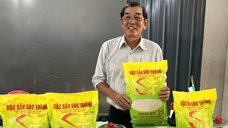 Kiểm tra thông tin nhà sản xuất từ DNTN Hồ Quang Trí và quét mã QR để phân biệt thật giả