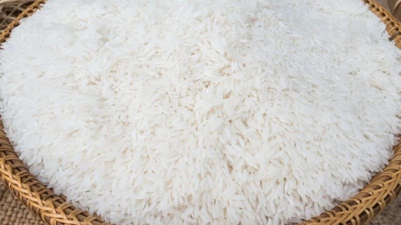 Gạo ST25 Ông Cua dài, trắng trong, khi nấu chín cho cơm dẻo mềm, vị ngọt đậm