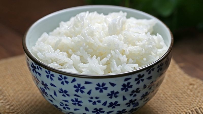 Để nấu gạo ST25 Ông Cua ngon nhất, bạn nên vo nhẹ tay và pha nước theo tỷ lệ chuẩn