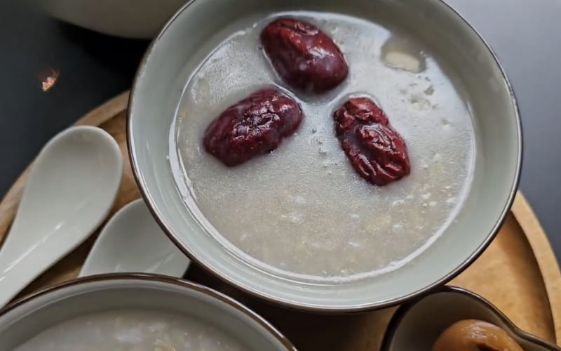 Thưởng thức cháo sen bát bảo giúp cơ thể bổ sung dưỡng chất.