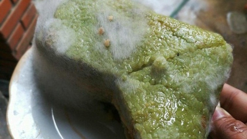 Gia chủ nên tránh cúng các loại bánh đã hết hạn, bánh bị hư hỏng Gia chủ nên tránh cúng các loại bánh đã hết hạn, bánh bị hư hỏng