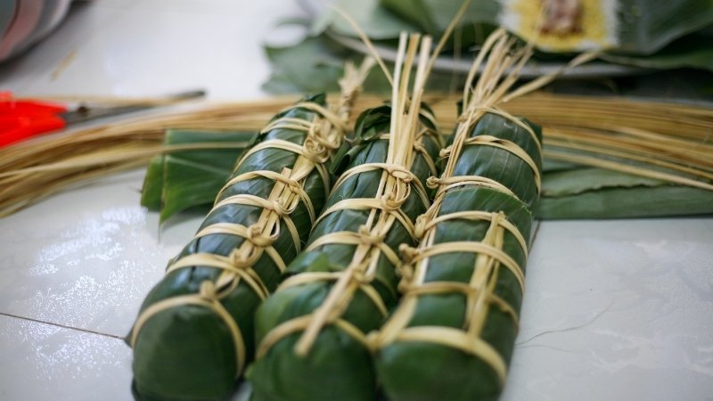 Bánh tét đại diện cho sự bao bọc, đoàn kết của gia đình Bánh tét đại diện cho sự bao bọc, đoàn kết của gia đình