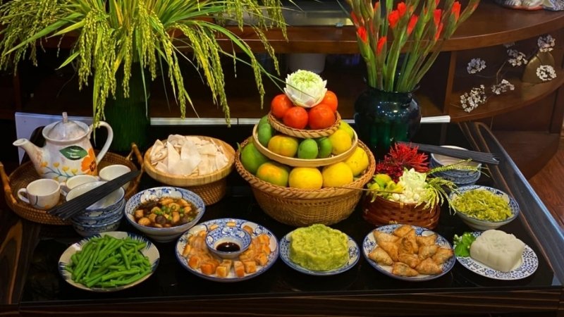 Bạn tuyệt đối không đặt hoa giả hoặc trái cây giả lên bàn thờ