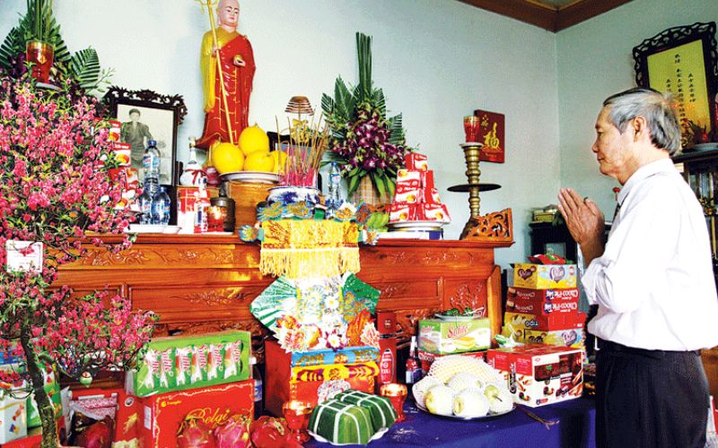 Bày bánh gọn gàng, cân đối giúp mâm cúng thêm trang nghiêm