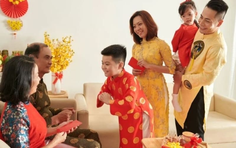 Cha mẹ đồng hành giúp bé chúc Tết tự tin