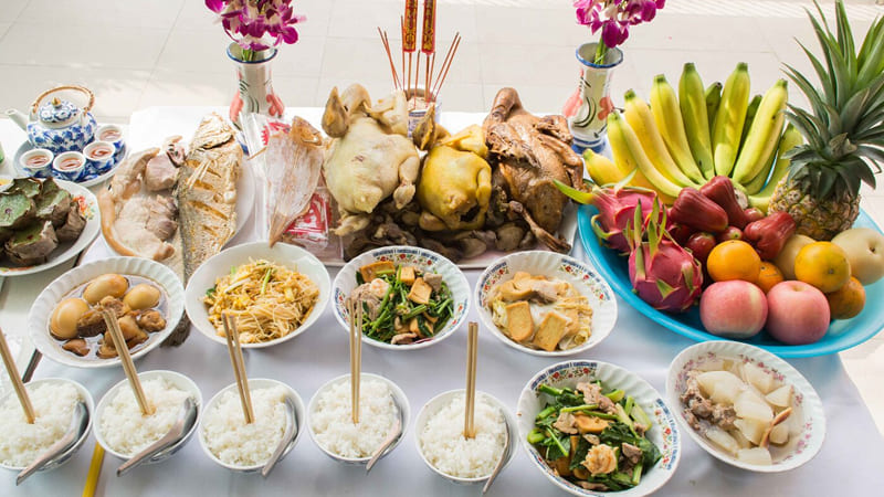 Cúng đầu năm có cần mâm cỗ mặn không?