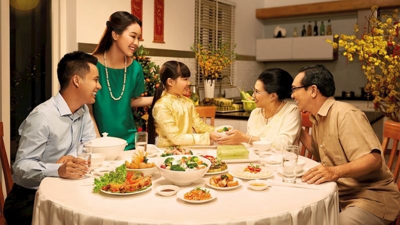 Gia đình quây quần bên mâm cơm ngày Tết