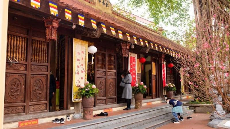 Đi chùa cầu an, xin lộc đầu năm