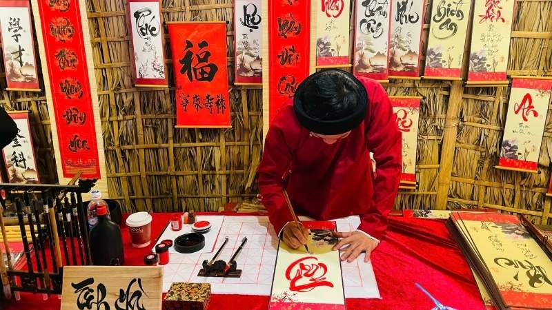 Tham gia workshop thư pháp