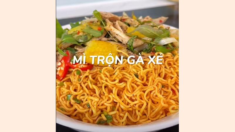 Biến tấu với cách làm mì trộn gà xé siêu ngon, ăn là ghiền