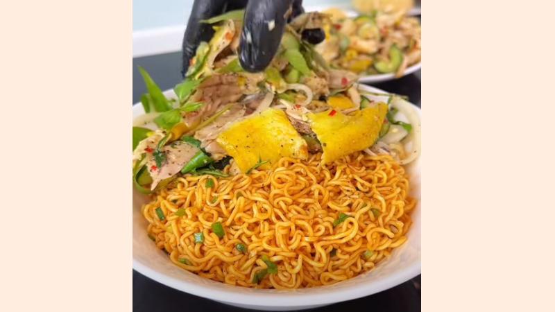 Thành phẩm món mì trộn gà xé