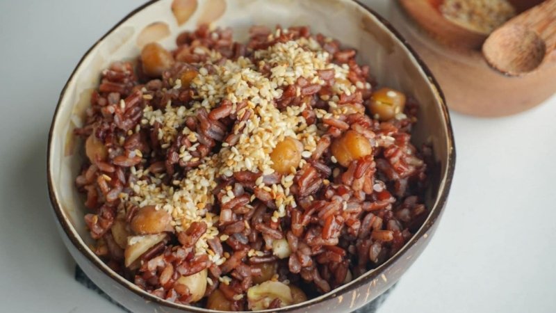 Thưởng thức đậu gà kho tiêu cùng với cơm gạo lứt