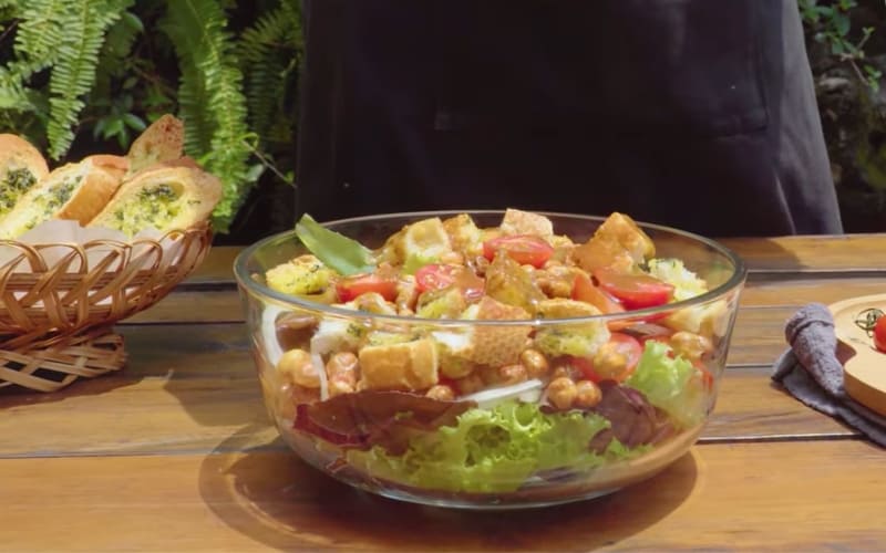 Salad tươi mát, bổ dưỡng, đẹp mắt và thơm ngon.