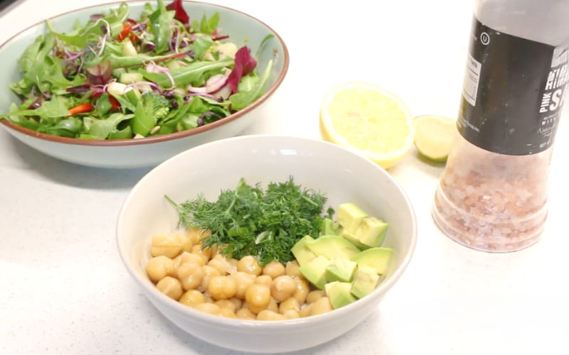 Đậu gà, bơ và thì là được chuẩn bị sẵn.