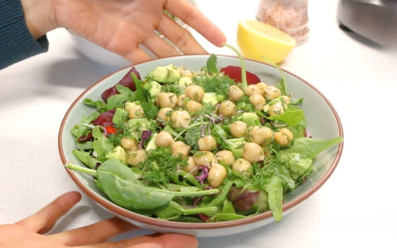 Salad tươi ngon, hạt đậu gà mềm, bơ thơm nhẹ.