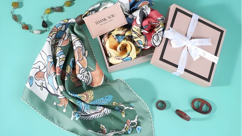 Khăn lụa hoặc phụ kiện thời trang