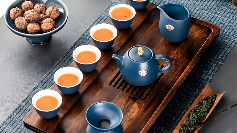 Trà ngon và bộ ấm chén thượng hạng
