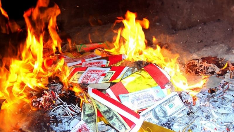 Đem vàng mã đi hóa tại nơi sạch sẽ