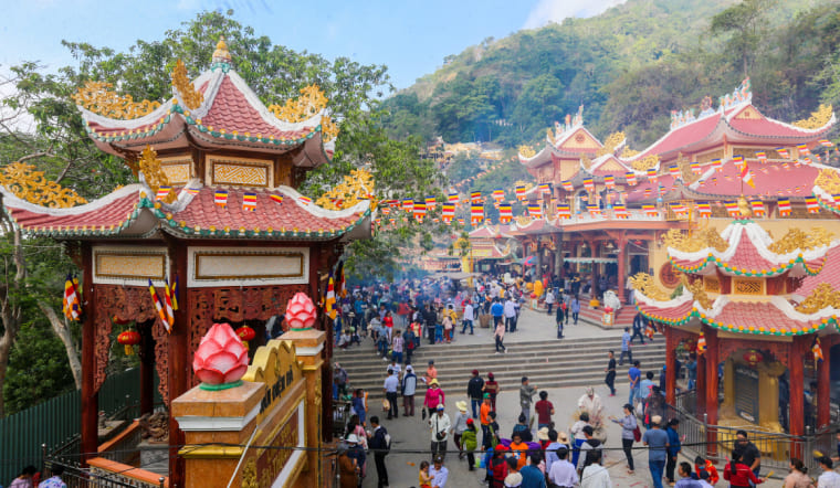 Tại sao đi chùa đầu năm? Cách khấn đi chùa đầu năm dành cho người mới