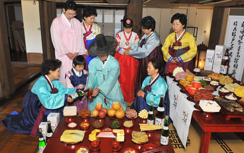 Lễ cúng tổ tiên (Charye)