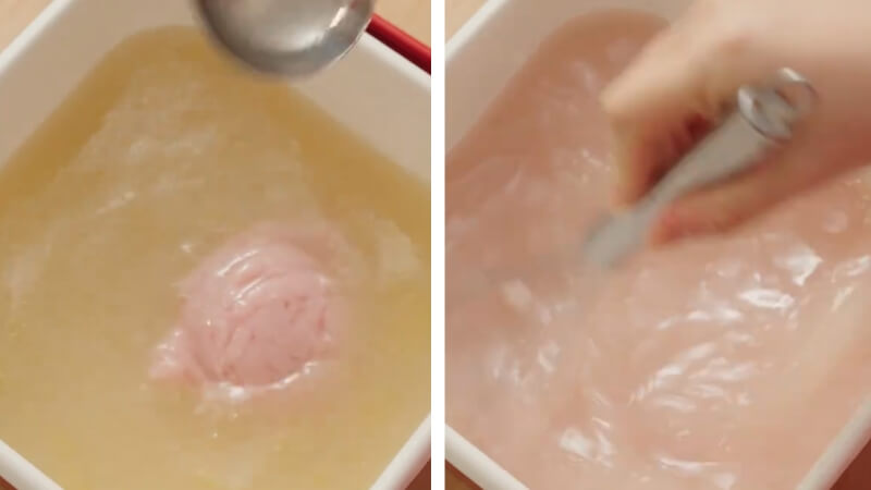 Cho phần thịt vừa xay vào phần nước vân ám và khuấy đều Cho phần thịt vừa xay vào phần nước vân ám và khuấy đều