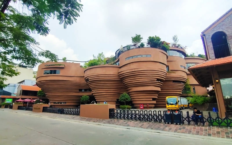 Du khách nên lưu ý trang phục và giữ gìn không gian chung.