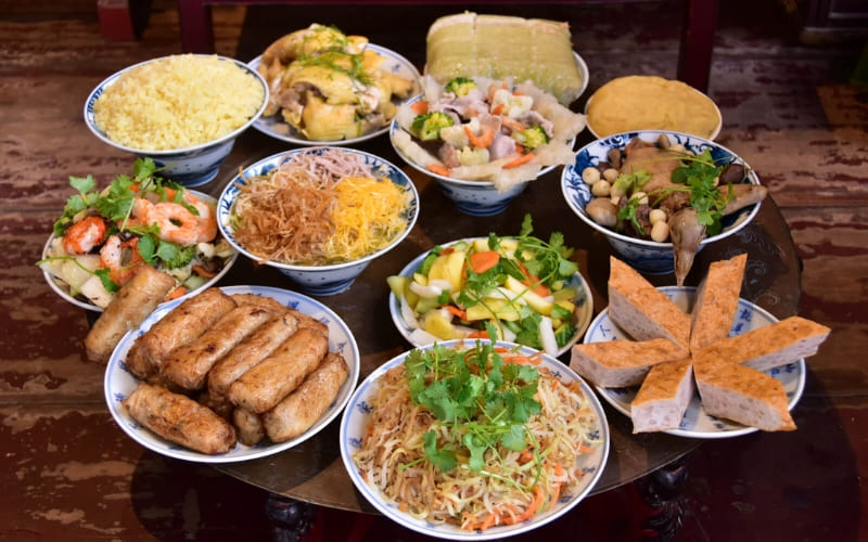 Bát Tràng hấp dẫn du khách với ẩm thực và trải nghiệm thủ công.