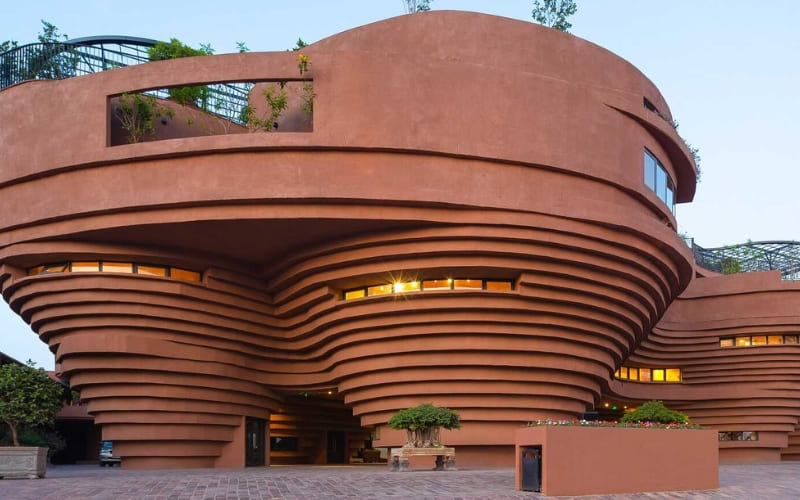 Bảo tàng gốm Bát Tràng nằm tại làng gốm ven sông Hồng.