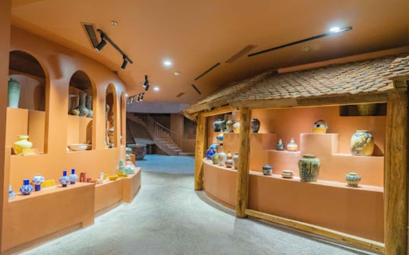 Không gian bên trong bảo tàng gốm Bát Tràng trưng bày lịch sử gốm.