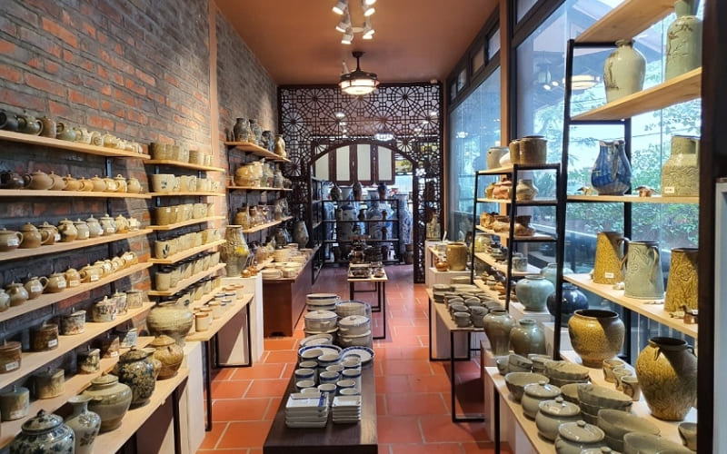 Du khách có thể di chuyển đến bảo tàng gốm Bát Tràng dễ dàng.