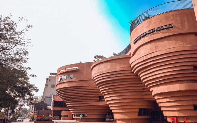 Kiến trúc bảo tàng gốm Bát Tràng gây ấn tượng với khối xoắn độc đáo.