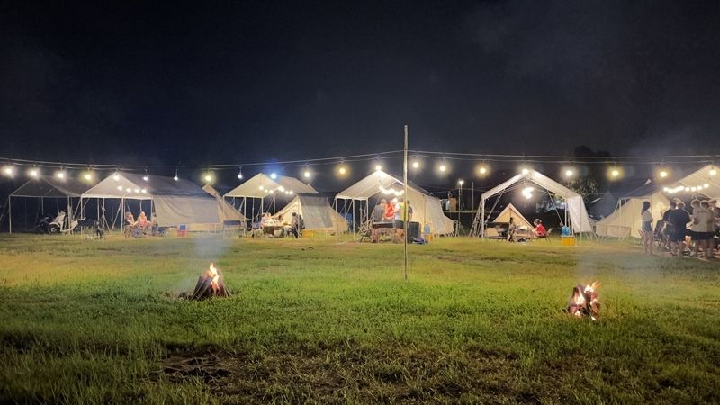 Nhiệt độ tại hồ về đêm thường giảm sâu và có gió lớn, vì vậy bạn cần chuẩn bị áo ấm