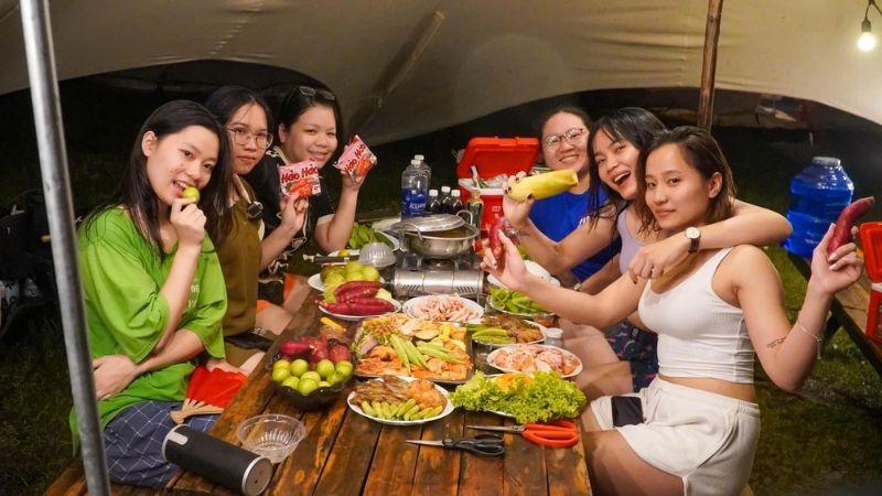 Chi phí ăn uống tự túc và các khoản phát sinh như xăng xe, nước ngọt