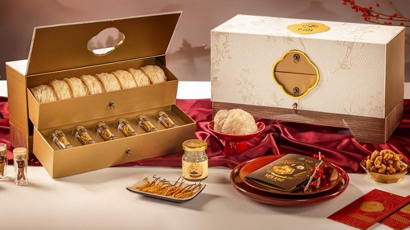 Tặng phẩm bổ dưỡng như yến sào, nhân sâm và hạt dinh dưỡng cao cấp