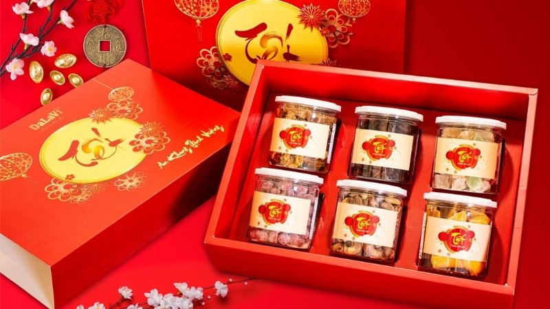 Bạn nên ưu tiên sử dụng hộp quà cứng, cố định chắc chắn các chai lọ bằng màng co