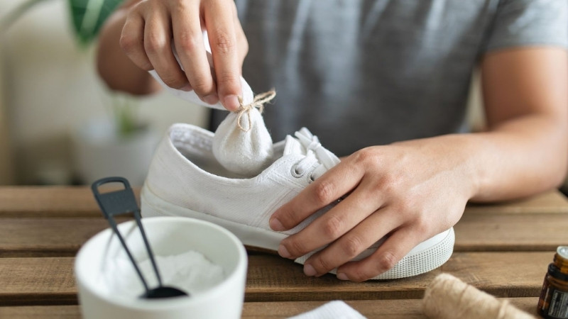 Khử mùi hôi giày dép