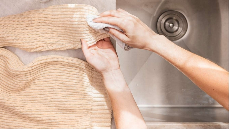 Thử baking soda trên vùng nhỏ trước