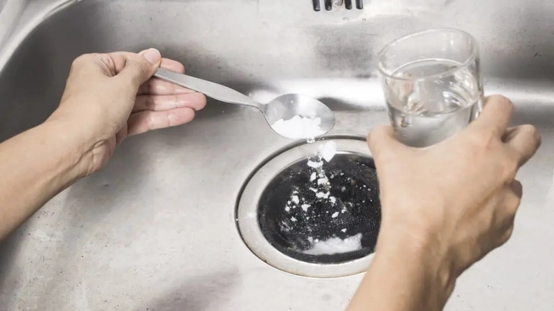 Thông tắc cống bồn rửa bát