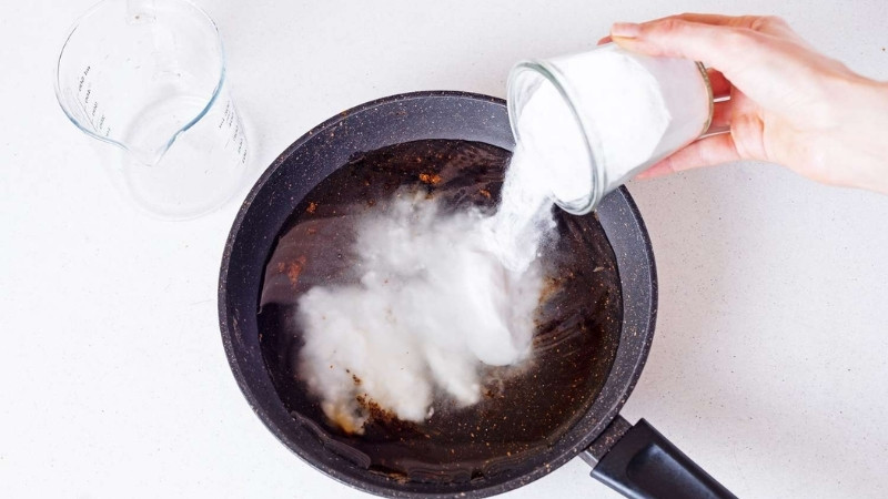 Xử lý xoong nồi bị cháy khét