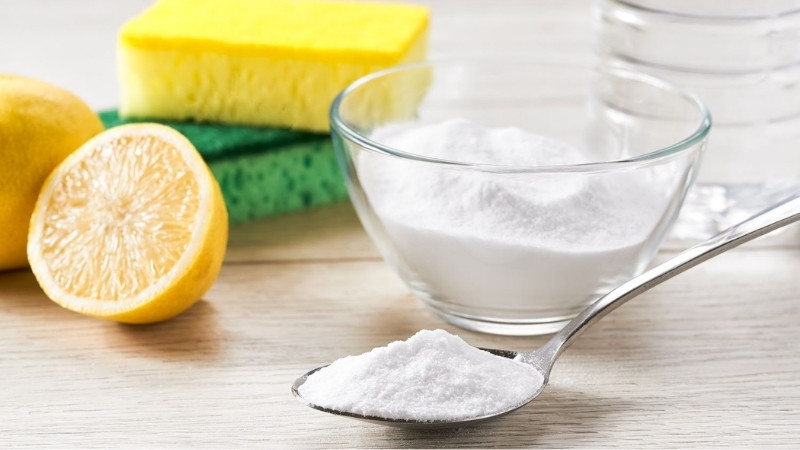 Baking soda tạo phản ứng trung hòa phá vỡ cấu trúc vết bẩn