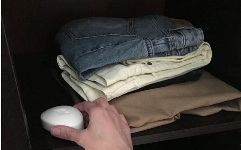 Dùng xà phòng cục Dùng xà phòng cục